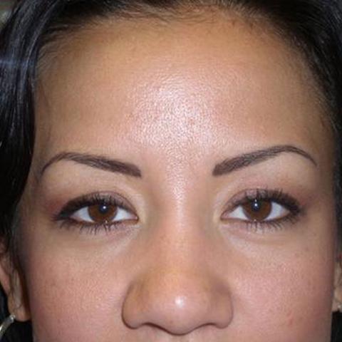 Front-facing healed brow tattoo using Aqua Original Hazelnut pigment, performed by Sandra Sitter. The brows show a soft medium brown tone with balanced warmth and natural fade retention, ideal for clients wanting a classic, timeless PMU look.