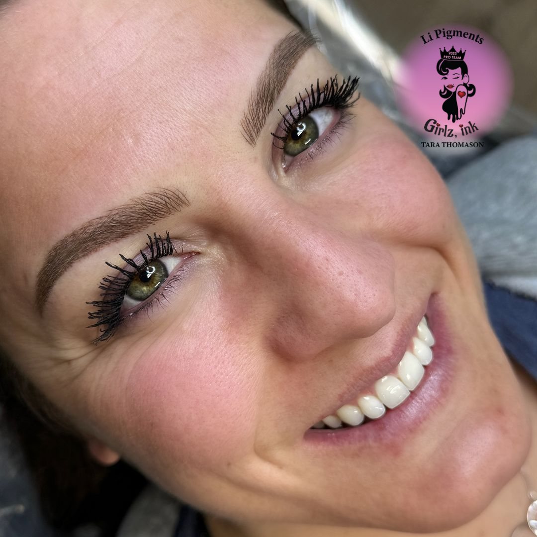 Close-up of a client with beautifully defined brows created using Rich Brown pigment from the Li Pigments Aqua collection. PMU artist Tara Thomason of Girlz Ink achieved a balanced, medium-neutral tone ideal for brunettes and clients seeking soft yet rich brow color.