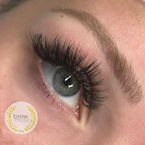 Healed brows using Aqua Classic Brown pigment, applied straight with no mods by Mila Kalutkiewicz (Kaluk).

